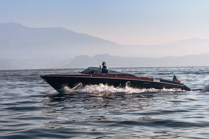 Riva private outing with a skipper from Sirmione: the elegance of a classic boat on Lake Garda 0